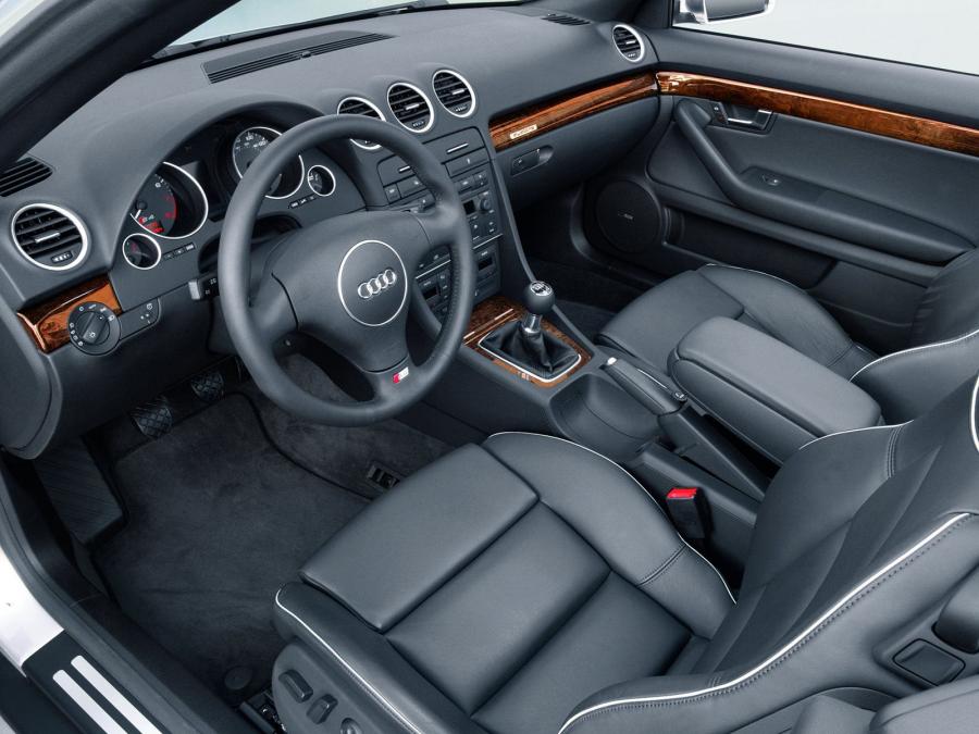 Интерьер Audi S4 Cabriolet (B6, 8H) 2003 года  (NA) (фото 4 из 13)